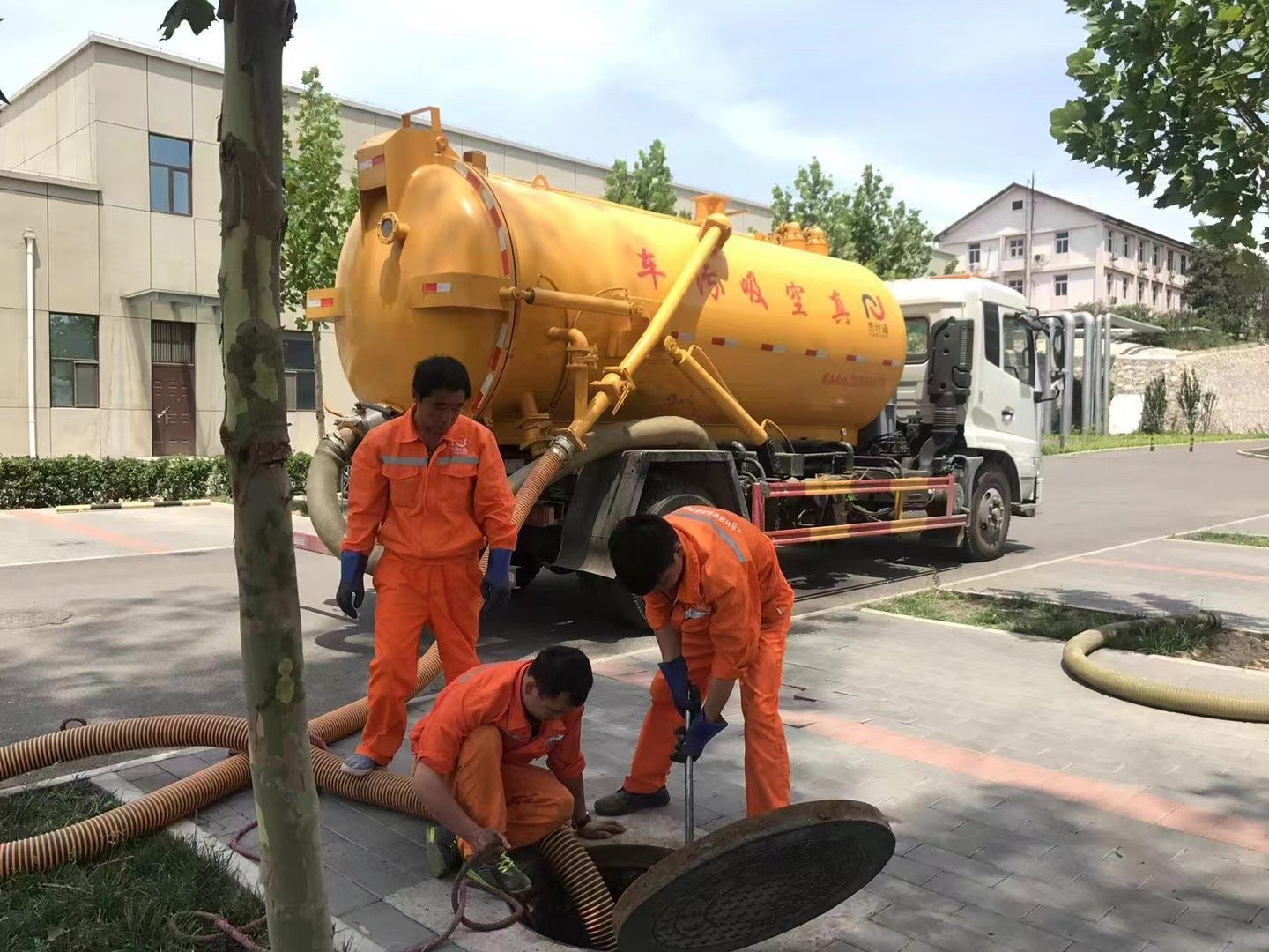 聊城管道疏通车停在窨井附近