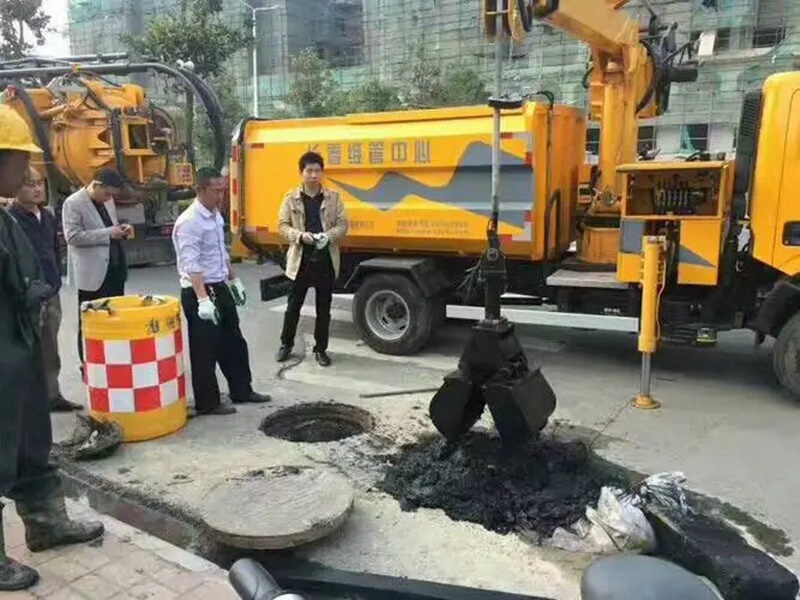 聊城街道：网格员化身“清道夫”，为民解忧疏通“堵心”化粪池