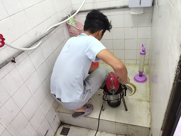 聊城肥皂掉到马桶里把马桶堵住了怎么办？马桶堵住了怎么办